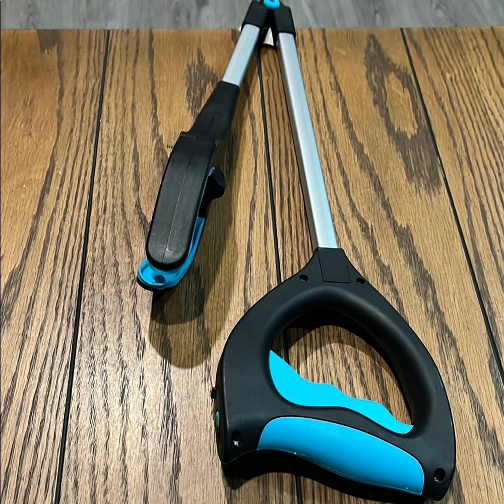 Black and Blue Reacher Grabber Tool - Picture 1 of 2